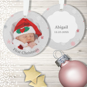 Foto vom ersten Weihnachten eines Babymädchens mit Ornament
