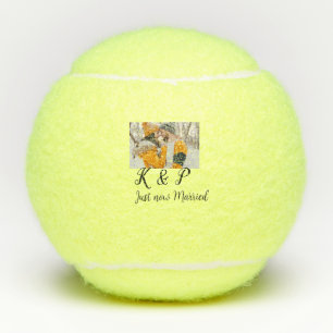 Foto vom Paar hinzufügen, gerade jetzt verheiratet Tennisbälle
