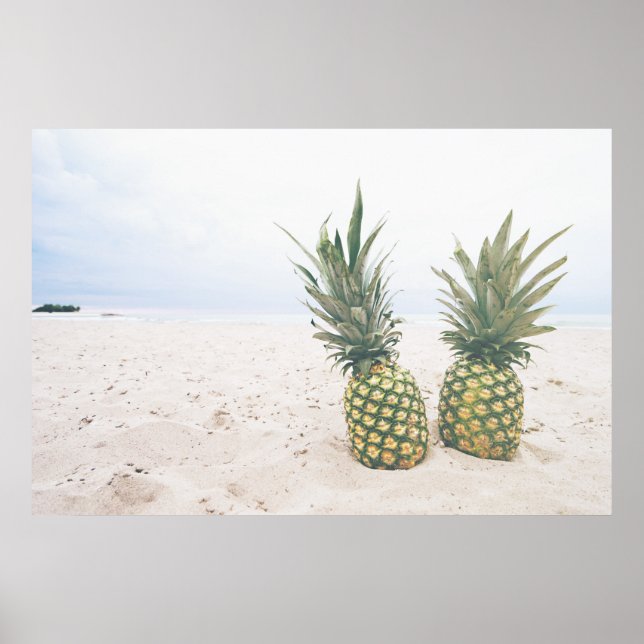 Foto von 2 Ananas am Strand Poster (Vorne)