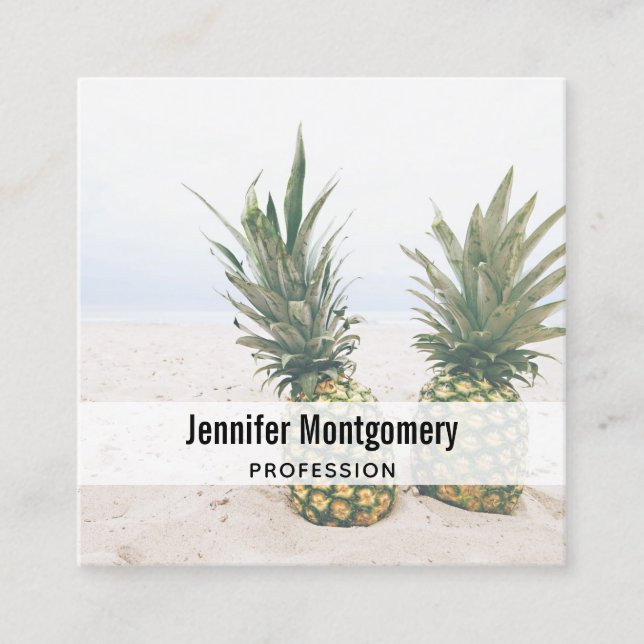 Foto von 2 Ananas am Strand Quadratische Visitenkarte (Vorderseite)