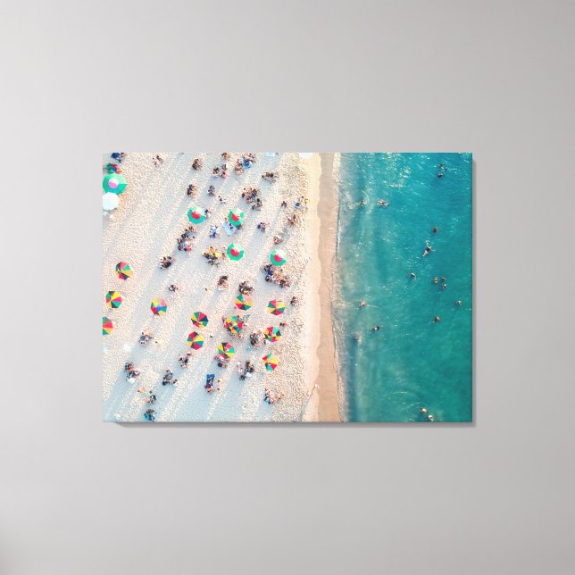 Foto von Aerial Beach, Regenschirme am Sandstrand Leinwanddruck (Vorderseite)