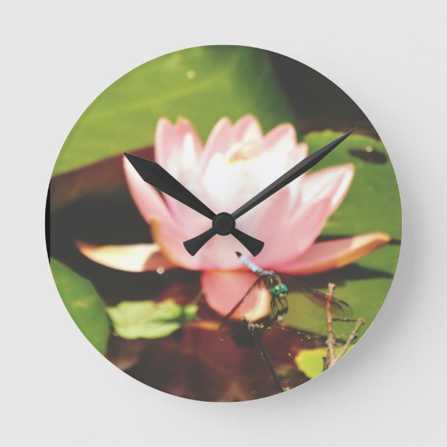Foto von Blue Draquelly pink flowers Lake Arrowhea Runde Wanduhr (Vorderseite)