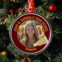 Foto von Cheerleaderin in Rotgold zu Weihnachten