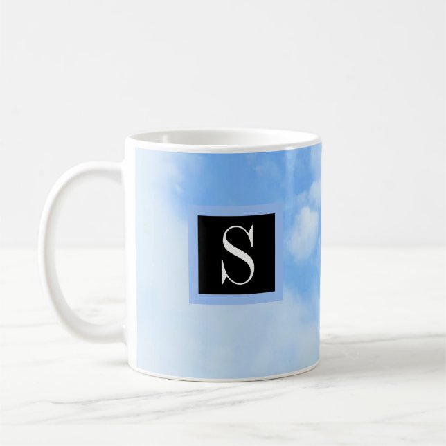 Foto von Cloudy Light Blue Sky mit Single Initial Kaffeetasse (Links)