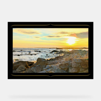 Foto von goldenem Sonnenuntergang mit dekorativen Acrylschild