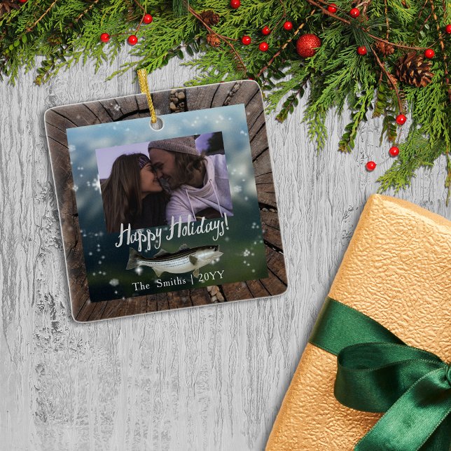 Foto von Happy Holidays Bass Tree Stump Look Borde Keramikornament (Von Creator hochgeladen)