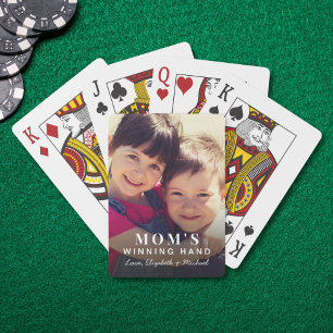 Foto von Moms Gewinn-Hand beim Spielen Spielkarten