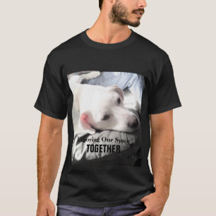 Foto von Niedlichem Lazy White Dog Potato mit Vate T-Shirt