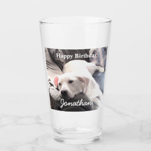 Foto von süßem, müdem weißen Hund mit bestem Freun Glas