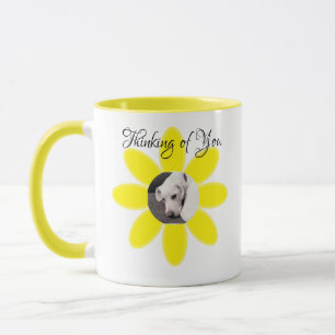 Foto von süßem Welpenhund in gelbem Blumenrahmen Tasse