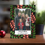Foto von With Botanical Border script Merry Christ Feiertagspostkarte<br><div class="desc">Verwenden Sie eine vertikale sind Foto mit dem Thema in der Mitte. Eine stimmungsvolle Farbe mit einem einfachen botanischen Muster macht dies zu einer trendigen Urlaubskarte. Wenn Sie etwas bewegen möchten,  klicken Sie auf die Schaltfläche Anpassen,  um Änderungen vorzunehmen.</div>