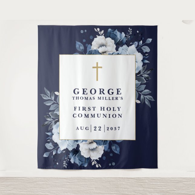 Foto vor dem Hintergrund des Navy Blue Floral Heil Wandteppich (Vorderseite)