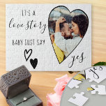 Foto Vorschlag Liebe Story Say Yes<br><div class="desc">Heiratsvorschlag in Form eines Puzzles mit romantischem herzenförmigen Foto. Es ist mit "es ist eine Liebe-Story, Baby sagen nur ja" in elegantem Skript und mit Liebe Herzen dekoriert. Perfekter Prop und Sake für Ihr Heiratsangebot und Ihre Verlobung Ankündigung. Design ist in Schwarz und Weiß, aber Sie sind willkommen, die Farben...</div>