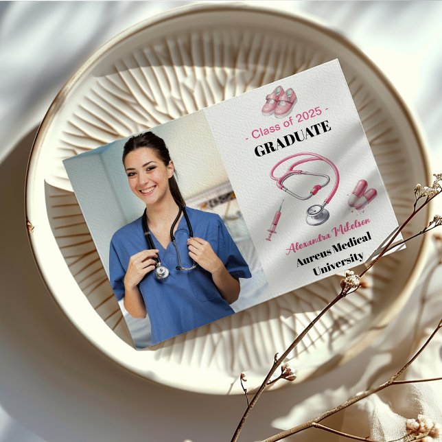 Foto Watercolor Pink Nursing School Graduate Ankündigung (Von Creator hochgeladen)