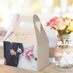 Foto Wedding Vielen Dank Personalizable Geschenkschachtel<br><div class="desc">Moderne Hochzeitsgeschenkbox mit Ihrem Hochzeitsnacht-Foto,  Braut- und Besennamen und dem Hochzeitsdatum. Das Foto ist modern und gemütlich. Trendy Script Schriftart. Sie können den gesamten Text und das Foto leicht ändern. Sie können auch die Hintergrundfarbe ändern,  indem Sie die Designwerkzeuge verwenden,  nachdem Sie auf die Schaltfläche Anpassen geklickt haben.</div>