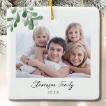 Foto Weihnachten Keramikornament<br><div class="desc">Dieses Foto Weihnachtsschmuck aus der Familie ist mit Aquarellmalerei und stilvoller Schriftzypografie dekoriert. Einfach mit Foto, Name und Jahr anpassbar. Ändern Sie mithilfe des Entwurfstools die Textgröße, den Stil oder die Farbe. Weil wir unsere Kunstwerke erstellen, werden Sie dieses exakte Bild von anderen Designern nicht finden. Original Wasserfarbe © Michele...</div>