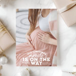 Foto Weihnachtsschwangerschaft Ankündigung<br><div class="desc">Teilen Sie Ihre Freude mit einer Touch festlichen Charmes mit unserer Foto Christmas Pregnancy Announcement. Diese reizvolle Karte verfügt über ein persönliches Foto, schön gerahmt, um Ihre wachsende Familie zu präsentieren. Das Design umfasst festliche Elemente wie Weihnachtsbäume, Schneeflocken oder Urlaubserlebnisse sowie eine herzliche Botschaft, die Ihre spannenden Neuigkeiten enthüllt. Diese...</div>