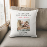 Foto wie Vater wie Tochter Kissen<br><div class="desc">Fügen Sie Ihrer Wohngestaltung eine persönliche Touch mit dem "Wie Vater wie Tochter Kissen" hinzu. Dieses charmante Kissen besticht durch ein herzliches Design "Wie Vater wie Tochter", das die besondere Bindung zwischen den Vätern und ihren Töchtern feiert. Aus weichem, hochwertigem Stoff gefertigt, ist es perfekt, um jedem Zimmer Komfort und...</div>