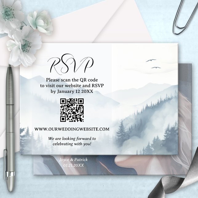Foto Winter Wedding QR Code RSVP Card Einladung (RSVP card featuring a watercolor painting of a mountain side with pine trees on a hazy winter day)