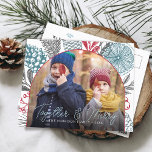 Foto Wintergrün-Bogenrahmen Feiertagspostkarte<br><div class="desc">Moderne Ferienpostkarte mit Bogenrahmen,  Ihr Lieblings-Foto,  Wintergrün von Pinecone Pine Nadelzitrus und Blattwerk. Gemeinsam & Merry in Skriptkalligrafie und Familiennamen benutzerdefinierte Nachricht in klassischer Serifenschrift.</div>