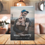 Foto zum Jahrestag | Modernes, trendy Stilvolles S Karte<br><div class="desc">Einfache, stilvolle Foto Happy Jubiläumskarte mit moderner, handgeschriebener Schrift und einem einfachen schwarzen Farbverlauf. Das Foto und der Text können leicht für ein so einzigartiges Design wie Ihr besonderer Ehemann, Ehefrau, Partner oder ein glückliches Paar personalisiert werden! Das abgebildete Bild dient nur zur Veranschaulichung, um durch Ihr eigenes Foto ersetzt...</div>
