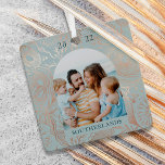 Foto zum Meeresleben Ornament Aus Metall<br><div class="desc">Unsere wunderschöne See und die Begrüßung unserer Ferienkollektion werden durch die natürliche Schönheit des Meeres- und Ozeanlebens inspiriert. Unser Metallschmuck zeichnet sich durch unsere wunderschöne handgezeichnet Meereswelt aus, die in einem eleganten und skurrilen Design gefangen ist. Passen Sie Ihr Foto zusammen mit der Unterschrift Ihrer Familie und dem Jahr an....</div>
