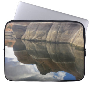 Foto zur Wasserspiegelung Watson Lake Stricks Laptopschutzhülle
