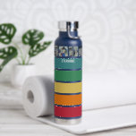FotoCollage mit 8 Fotos Farbenfrohe Retro Streifen Trinkflasche<br><div class="desc">Stellen Sie sicher, dass Sie Ihre Fotos vor dem Hochladen in Quadrate schneiden. Dieses moderne Rasterdesign beinhaltet einige Farbblöcke und einen Platz für einen Namen oder eine Monogramm. Die sauberen Linien und abgerundeten Ecken verleihen einem modernen Look. Für fortgeschrittene Benutzer können Sie auf die Schaltfläche Bearbeiten/Anpassen klicken und die Farben...</div>