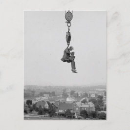 Fotograf mit Kamera vom Haken suspendiert Postkarte