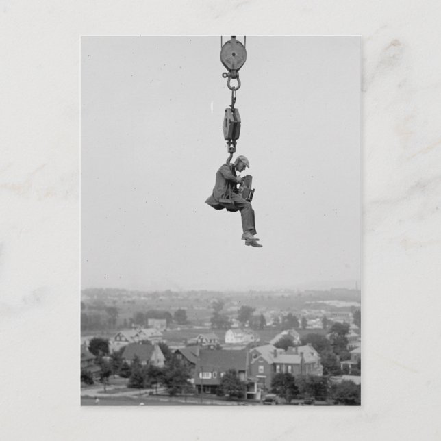 Fotograf mit Kamera vom Haken suspendiert Postkarte (Vorderseite)