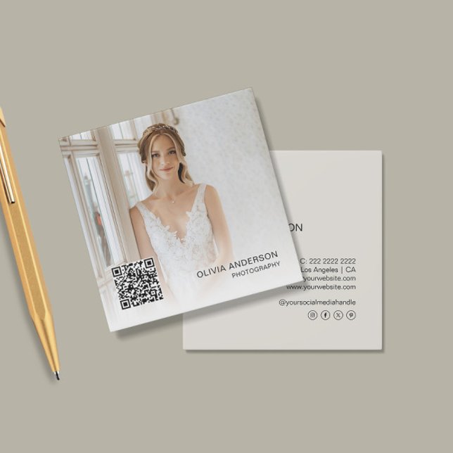 Fotograf Modernes Foto QR Code Neutral Tone Quadratische Visitenkarte (Photographer Modern Photo QR Code Neutral Tone Square Business Card)