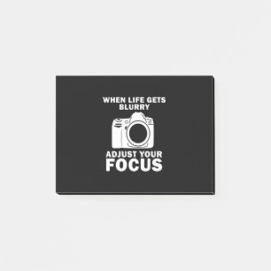 Fotograf passt Ihren Fokus an Post-it Klebezettel