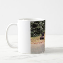 Fotografie der Grizzly Mother, 2 Cubs, River, AK Kaffeetasse