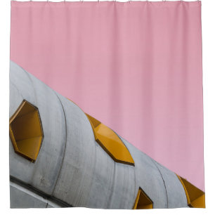 FOTOGRAFIE DES GRAUEN GEBÄUDE MIT GERINGEM WINKEL DUSCHVORHANG