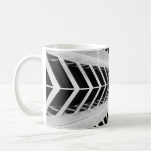 FOTOGRAFIE MIT NIEDRIGEM WINKEL MIT HOCHRANGIGEM G KAFFEETASSE