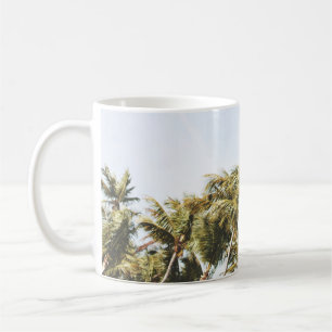 FOTOGRAFIE VON GRÜNEN KOKOSNUSSBAUM IM TIEFEN WINK KAFFEETASSE