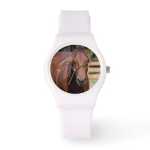Fotografie von Pferden unter Beobachtung Armbanduhr