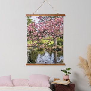 Fotografie von rosa Kirschblüten und Teich Wandteppich Mit Holzrahmen