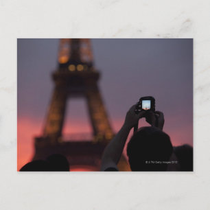 Fotografieren des Eiffelturms mit einem Smartphone Postkarte