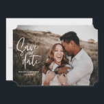 Fotografisches geometrisches Hochzeitsfest-Foto Save The Date<br><div class="desc">Fotografisch floralen geometrischen Hochzeitsfest Foto Save the Date. In Purpur,  Rosa,  Braun und Grün. Moderne nehmen rustikale Hochzeit mit Schrift-Handschrift.</div>