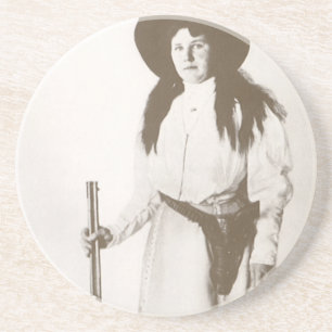 Fotoporträt einer Cowgirl mit Gewehr, um 1910 Getränkeuntersetzer