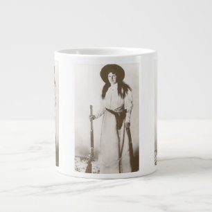 Fotoporträt einer Cowgirl mit Gewehr, um 1910 Jumbo-Tasse
