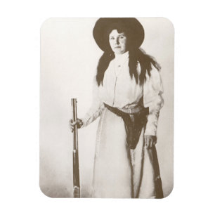 Fotoporträt einer Cowgirl mit Gewehr, um 1910 Magnet