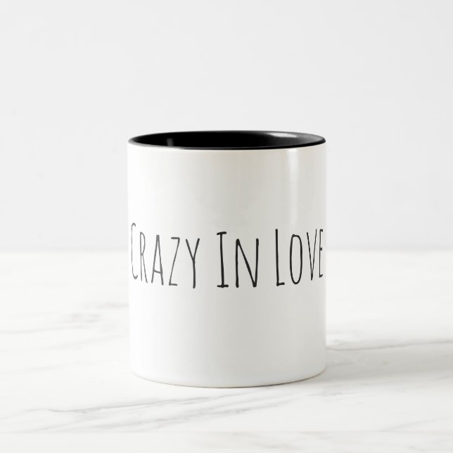 Fou dans la belle tasse de café d'amour avec votre (Centre)