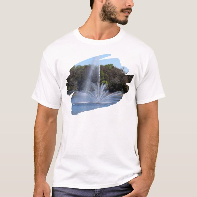 Fountain On A Pond T-Shirt (Vorderseite)