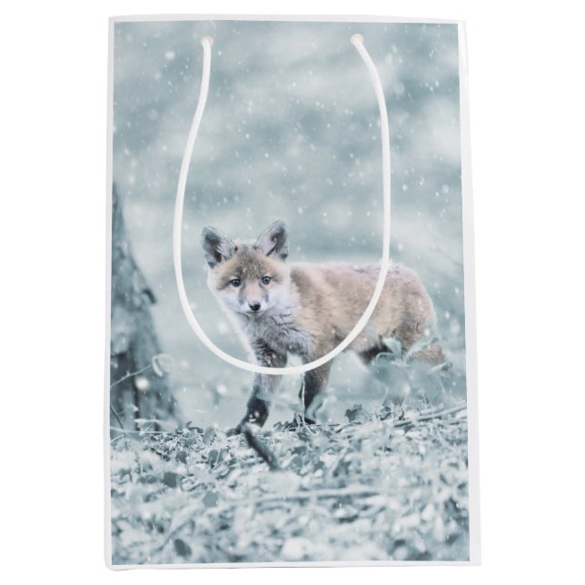 Fox Cub im Schnee Mittlere Geschenktüte (Vorderseite)