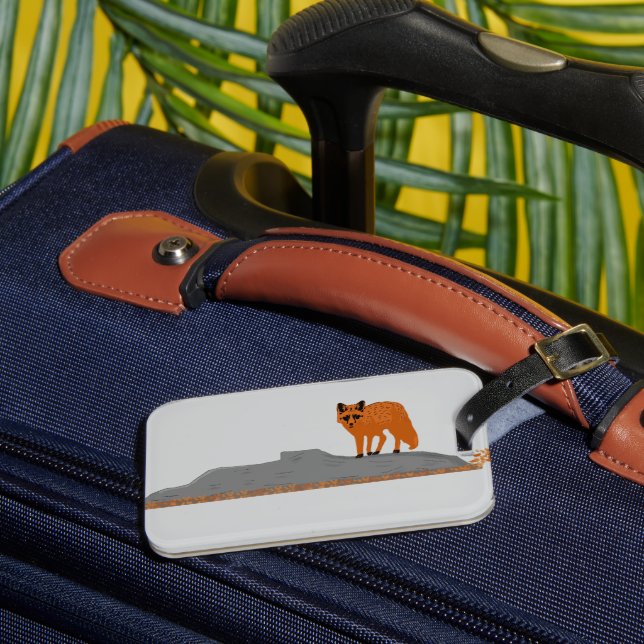 🦊 Fox on the Rock Luggage Tag Gepäckanhänger (Vorderseite Insitu 3)