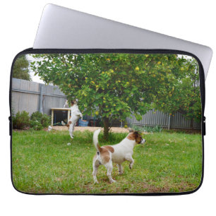 Fox Terrier Spielzeit, 13 Zoll Laptop Hülle. Laptopschutzhülle