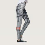 Fox und Forest Leggings<br><div class="desc">Ein einziger wilder roter Fuchs steht unter Kiefern in einem dunklen Wald. Ein Landschaftsbild für Tiere,  Natur und Wildtiere.</div>