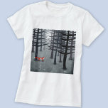 Fox und Forest T-Shirt<br><div class="desc">Ein einziger wilder roter Fuchs steht unter Kiefern in einem dunklen Wald. Ein Landschaftsbild für Tiere, Natur und Wildtiere.</div>